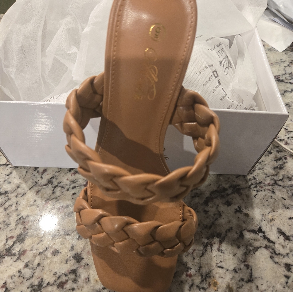 NIB Mata frenchie braided heel